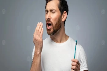 لا تستهن بها.. رائحة الفم قد تكون إنذارا مبكرا لمرض مزمن