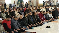 خاشعين لله.. آلاف المصلين يؤدون العشاء والتراويح بالجامع الأزهر في الليلة