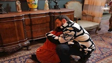 "حقك عليا سامحيني".. أحمد زاهر يعتذر لـ إبنته ملك بعد ضربها بعنف في مسلسل