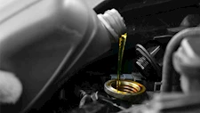 "مش كل زيت ينفع لعربيتك".. كيف تختار زيت المحرك المناسب لسيارتك