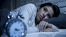 ماذا يحدث لجسمك عند الاستيقاظ فجأة على صوت مرتفع؟