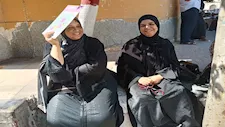 سبحة أم ودعوات أختها.. مشاهد لأمهات ينتظرن أمام لجان الثانوية بالشرقية