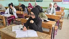 أولياء الأمور يشيدون بسهولة أول امتحانات الثانوية العامة 2025