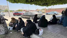 "مش بنام من التوتر".. أولياء أمور يتجمعون أمام لجان الثانوية بالإسماعيلية 