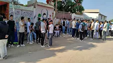 من القرية إلى لجنة الثانوية.. قصة معاناة طالب بين زحام المواصلات وتوتر الامتحانات