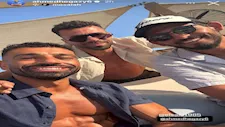 بمضرب وكرة التنس.. صلاح وأحمد حجازي يشعلان شاطئ الساحل (فيديو)