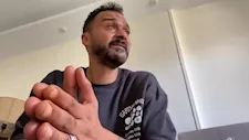 إبراهيم سعيد باكيًا بعد خروجه من السجن: أنا في ابتلاء.. وبناتي شهدوا زور ضدي