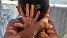 والد الطفل ضحية والدته وعشيقها بحلوان: اتخذت مسكن الحضانة مكانًا لممارسة العلاقة وتعذيبه