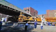  بعد ساعات من الانهيار.. الدفع بـ3 أوناش لرفع كوبري المشاة بطوخ (صور)