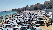 عروس المتوسط تستقبل الآلاف.. إشغالات مرتفعة على شواطئ الإسكندرية (صور)