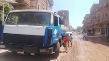 مياه المنوفية تدفع بسيارات "فنطاس" لتلا بعد انفجار خط المياه بـ"زنارة" -صور