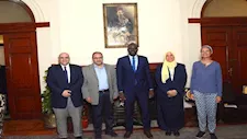 طب قصر العيني يبحث مع مسؤول سنغالي تعزيز التعاون في التعليم الطبي بالفرنسية