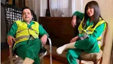 محمد هنيدي يقيس الضغط ومنى زكي على البحر.. طرح "بوستر" فيلم الجواهرجي