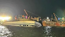 مصرع العشرات في غرق قارب سياحي بفيتنام