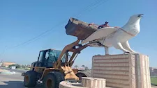 "حمامة التل الكبير".. مجسم ضخم لطائر أبيض يثير الجدل في الإسماعيلية