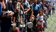 "الخبز أصبح أمنية".. شهادات غزيين تفضح تفاقم المجاعة في القطاع المنكوب