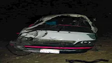 بالأسماء.. مصرع طفلة وإصابة 23 شخصًا في انقلاب ميكروباص بطريق "قفط – القصير"