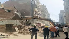 مصرع سيدة ونجاة ابنها.. الصور الأولى لحادث انهيار عقار طنطا