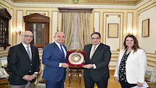 رئيس جامعة القاهرة يستقبل السفير الأردني.. ملف الطلاب أولوية