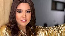 "بدلة لامعة وشعر باللون الأحمر".. مي كساب بإطلالة غير تقليدية