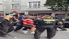"بقميص الأهلي".. الشرطة الألمانية تلقي القبض على المتظاهرين في برلين (فيديو)