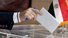 الجالية المصرية بالكويت تتوافد على السفارة  للتصويت في انتخابات مجلس الشيوخ