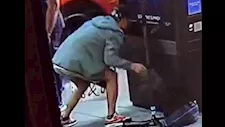 سرقة معدات قناة سعودية أثناء تصوير تقرير عن جرائم السرقة في لندن (فيديو)