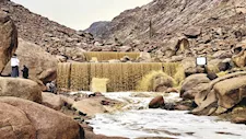 شلالات الأمطار تزين جبال كاترين (صور)