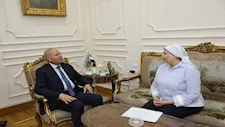 محافظ القاهرة يستقبل مديرة تعليم العاصمة السابقة ويشكرها على جهودها