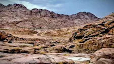 "مطر الصيف" يتواصل بسانت كاترين رغم الحر.. وتأهب لاحتمالية سيول