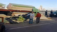 انقلاب سيارة محمّلة بالأخشاب يعطل الطريق الزراعي بالقليوبية 