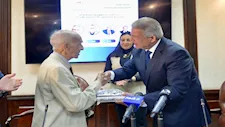 رئيس الأعلى للإعلام يكرم "شيخ الإذاعيين" فهمي عمر
