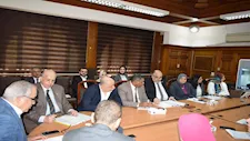 تخفيف الزحام وتوفير الأدوية.. تفاصيل اجتماع رئيس "التأمين الصحي" مع مديري الفروع