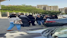 وصول جثمان الأديب صنع الله إبراهيم لمسجد آل رشدان تمهيدا لإقامة صلاة الجنازة 