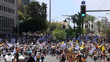 جالانت ولابيد يشاركان في المظاهرات المطالبة بوقف الحرب ويردان على نتنياهو