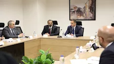 نائب وزير الصحة يترأس اجتماعًا لتفعيل آليات معايير السلامة والصحة المهنية