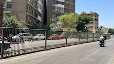 "سور أسيوط العظيم".. حالة من الجدل بعد تركيب حاجز حديدي يفصل شارع المحكمة – صور