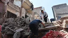بالفيديو- "مصراوي" ينشر الحقيقة.. الشرقية تنفي تصدع أو ميل عقار الغشام بسبب الزلزال 