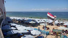  "الإسكندرية رجعت تفرح".. الشواطئ تكتظ بالمصطافين بعد هدوء الأمواج (فيديو وصور)