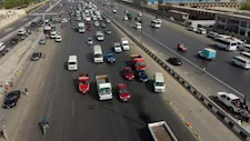 سيارة نقل جماعي تقتحم مسار BRT وتصطدم بالحاجز الخرساني على الدائري