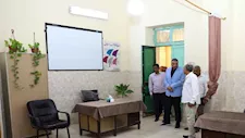 بالصور – محافظ أسوان يتابع ميدانيًا جاهزية لجان انتخابات مجلس الشيوخ