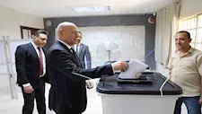 صور.. محافظ القاهرة يُدلي بصوته في انتخابات الشيوخ 2025