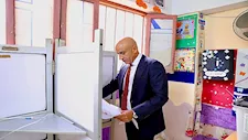 وزير التعليم يُدلي بصوته في انتخابات مجلس الشيوخ 2025