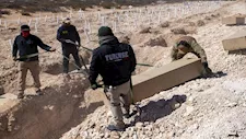 في قبر جماعي.. العثور على 32 جثة مقطوعة بالمكسيك