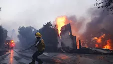 حريق هائل في كاليفورنيا يهدد مئات المنازل ويصيب ثلاثة أشخاص