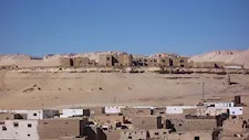 منازل تبرد صيفًا ومسجد من القرن الأول الهجري.. قرية القصر بالوادي الجديد تحفة معمارية حية 