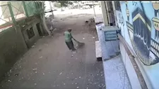 توفي أثناء عمله بالشرقية.. "مستقبل وطن" يعزّي أسرة عامل النظافة ويسلّمهم دعمًا ماديًا