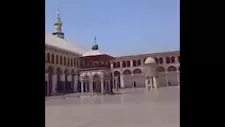فيديو استفزازي.. شخص يتجول بسيارته داخل الجامع الأموي | ما القصة؟
