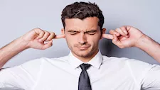 كيف يحدث طنين الأذن وما السبب الأكثر شيوعا له؟