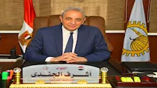 محافظ الغربية يسلم الزي المدرسي على طلاب الأسر الأولى بالرعاية